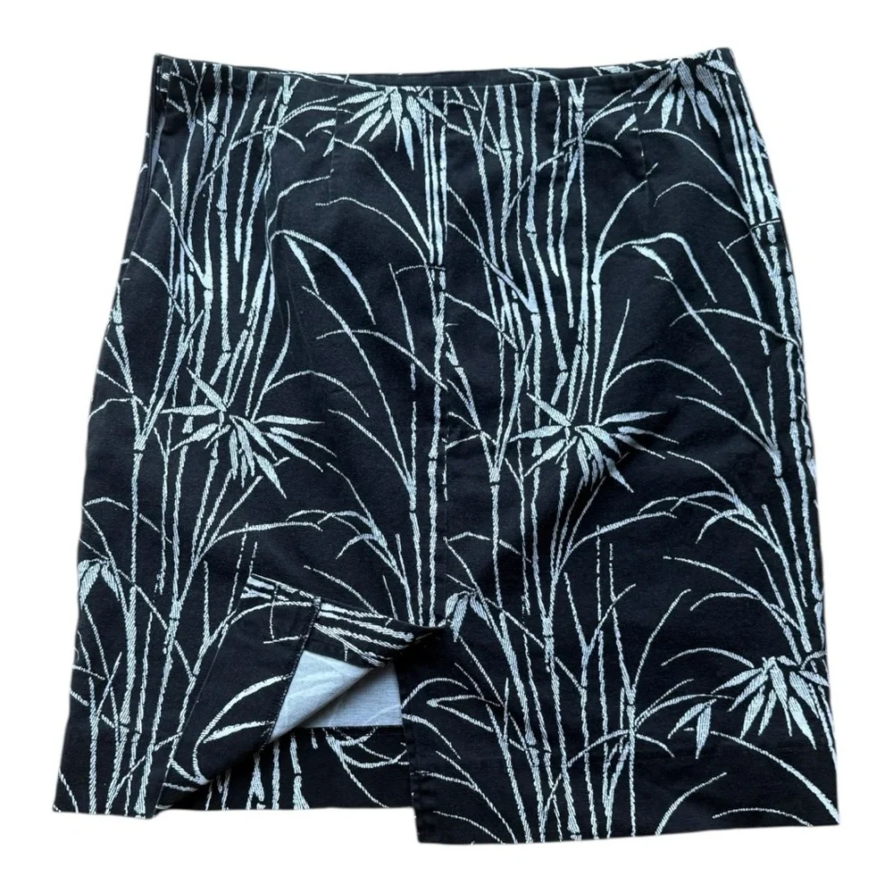 Talbots women’s size 10 side zipper button black with white print skirt.